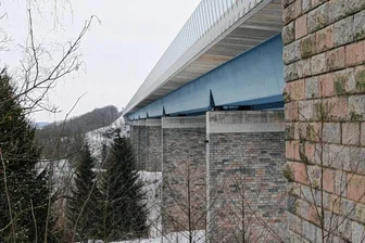 A 72: Talbrücke wird fit gemacht - Die Autobahnbrücke der A 72, aufgenommen im Jahr 2010. 