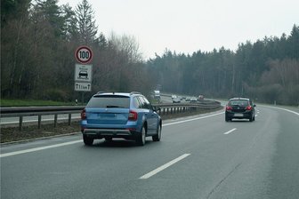 A 72: Tempo 100 zwischen Reichenbach und Zwickau gilt trotz Sanierung weiter - Das Tempolimit auf der A 72 zwischen Reichenbach und Zwickau West besteht weiter - zumindest bei nasser Fahrbahn.