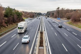 A 72: Verkehr rollt wieder - Die Einschränkungen auf der A 72 - hier der Bereich der Anschlussstelle Treuen - sind beseitigt. Der acht Kilometer lange Abschnitt zwischen Treuen und Reichenbach war seit März erneuert worden. 