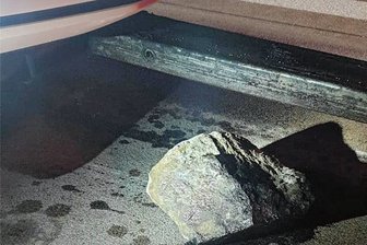 A 72 zwischen Penig und Rochlitz: Gullydeckel, Toilettenbecken und Steine auf Autobahn geworfen - Große Steine flogen am späten Montagabend von einer Autobahnbrücke bei Penig. 