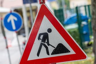 A 9-Anschlussstelle bei Schleiz ab Dienstag frei - Ein Straßenschild weist auf eine Baustelle hin.
