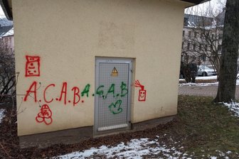 "A.C.A.B."-Schriftzug vor dem Auer Polizeirevier - Gegenüber vom Polizeigebäude in Aue haben Unbekannte beleidigende Graffiti gesprüht.