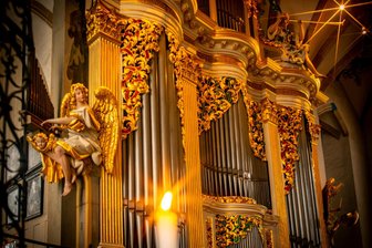 A cappella, Gospel, Männerchor: Wo es im Raum Freiberg musikalisch weihnachtet - Die Große Silbermann-Orgel im Dom zu Freiberg im Kerzenschein.