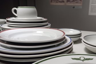 „A.-H.“-Effekt: Leipziger Ausstellung zeigt das diktatorisch unmoderne Kunsthandwerk der Nazis - Markenware: Kantinengeschirr aus der Nazizeit nach den Entwürfen des NS-Amtes „Schönheit der Arbeit“ in der Sonderausstellung „Formen der Anpassung“ im Leipziger Grassimuseum.