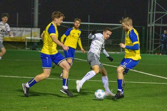 A-Jugend des VFC Plauen verlangt dem Reichenbacher FC einiges ab - Plauens Fynn Spörl (Mitte) versucht sich hier gegen zwei Reichenbacher durchzusetzen.