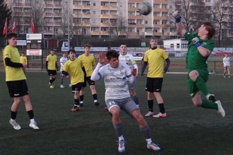 A-Junioren: Bergen/Tirpersdorf ringt im Test tschechischer Elf ein 2:2 ab - Gästetorhüter Jakub Skarda (rechts) klärt hier artistisch vor dem anstürmenden Bergener Tobias Zöphel (Mitte).