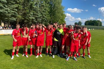 A-Junioren: Spielgemeinschaft Ebersbrunn/Wilkau-Haßlau kürt sich zum Kreismeister und steht zwei Schritte vor dem Aufstieg - So sehen Sieger aus: Die Spielgemeinschaft Ebersbrunner SV/SV Muldental Wilkau-Haßlau hat sich am Samstag in Hirschfeld den Kreismeistertitel der A-Junioren gesichert.