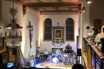„A sky full of stars“: Coldplay-Gottesdienst belebt die Ottendorfer Kirche mit Live-Musik und einer biblischen Liebesgeschichte - Die Live-Band untermalt den Gottesdienst mit den bekanntesten Songs der Band Coldplay.