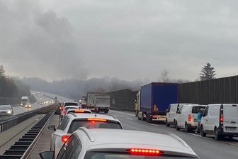 A4 bei Frankenberg: Brennendes Auto sorgt für Verkehrsbehinderungen - Ein brennendes Fahrzeug behindert am Donnerstagvormittag den Verkehr auf der A4 bei Frankenberg.