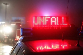 A4/Frankenberg: Mercedes überschlägt sich -
