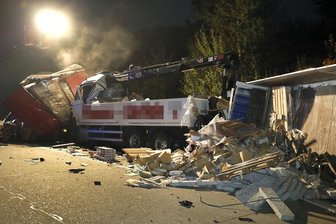 A4: Laster prallt auf Laster - zwei Verletzte -