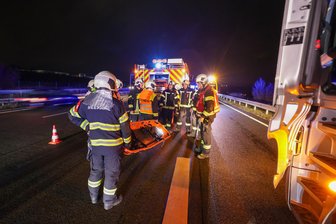 A4: Liegengebliebener Lkw blockiert Auffahrt Meerane - Mithilfe einer Trage wurde der Fahrer eines Lkws am frühen Morgen auf der A 4, Anschlussstelle Meerane, aus dem Fahrzeug transportiert.