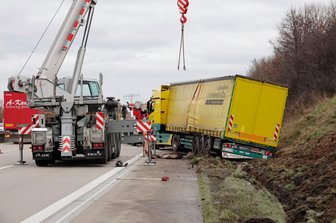 A4: Lkw kommt von Fahrbahn ab -