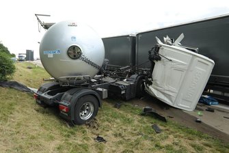A4/Nossen: Lkw-Fahrer stirbt bei Unfall -