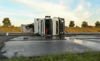A4: Papierlaster umgekippt - 270.000 Euro Schaden -