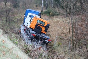 Am Freitagmorgen ist ein Lkw von der Fahrbahn abgekommen.