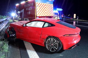 A4/Siebenlehn: Sportwagen kollidiert mit Lkw -