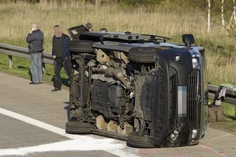 A4: Zwei Laster und zwei Transporter in Unfall verwickelt -