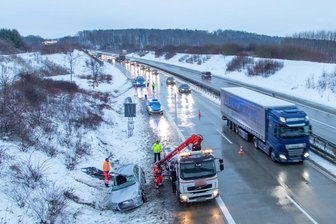 A72: Audi überschlägt sich - Fahrer verletzt -