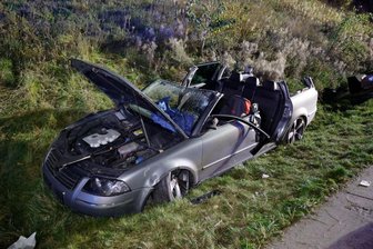 A72 bei Hartmannsdorf: Kombi fliegt von der Autobahn, drei Verletzte -