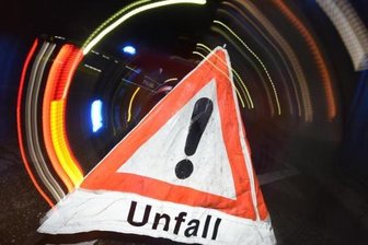A72: Bus und Wohnmobil stoßen zusammen -