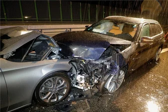 A72: Frauen sichern Unfallstelle und werden selbst zu Opfern - Auf der A 72 bei Penig ist am Donnerstagabend ein Mercedes erst in einen haltenden VW und dann in diesen Unfall-BMW gefahren.