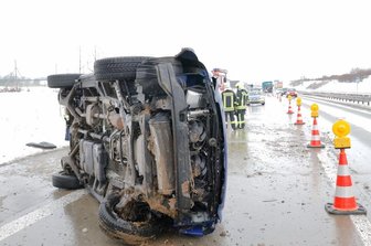 A72: Kleintransporter überschlägt sich - 
