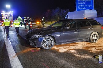 A72 nach Unfall bis Mitternacht blockiert - In der Nacht zu Montag ist auf der A 72 kurz vor der Abfahrt Stollberg-West ein BMW auf einen VW geprallt.