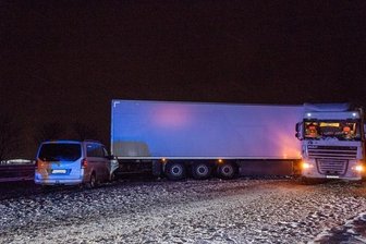A72: Transporter kracht in quer stehenden Lkw -