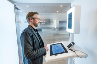 Ab 1. Mai nur noch digitales Passbild für Ausweise: Der Stadt Zwickau fehlt der Fotoautomat - Martin Birkfeld, Stellvertretender Leiter des Bürgerservices Zwickau, bedient den bisherigen Fotoautomaten.