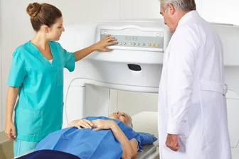 Ab 50 steigt das Risiko: Neues Programm soll Osteoporose in Schach halten - ie Knochendichte wird mittels quantitativer Computertomografie gemessen. Patienten müssen dafür „in die Röhre“. Die Untersuchung dauert je nach Umfang etwa 15 Minuten.