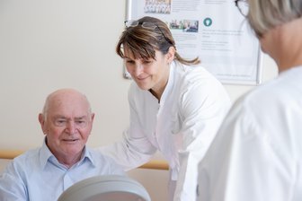 Ab 80 keine neue Hüfte mehr? Wie gut versorgt Sachsen seine Hochbetagten? - Roland Trültzsch ist bereits 100 Jahre alt und wird in der Klinik für Geriatrie und Frührehabilitation in Aue von Chefärztin Dr. Imke Wirth betreut.