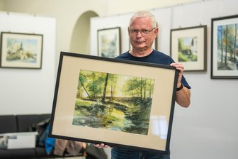 Ab Donnerstag in Falkenstein: Das Vogtland ganz in Ultramarin und Lindgrün - „Mein Vogtland - meine Aquarellmalerei“ heißt die neue Ausstellung von Matthias Kriesel. Falkart gibt ihm die Plattform dafür. Am Donnerstag, 17 Uhr, ist Vernissage in der Sparkasse Falkenstein.