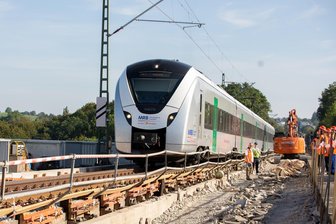 Ab Donnerstag weitere Ausfälle im Bahnverkehr im Vogtland: Welche Verbindungen sind betroffen? - Auf der Elstertalbrücke wird die zweigleisige Befahrbarkeit wieder hergestellt - nur ein Grund für Ausfälle und Einschränkungen ab 22. August.