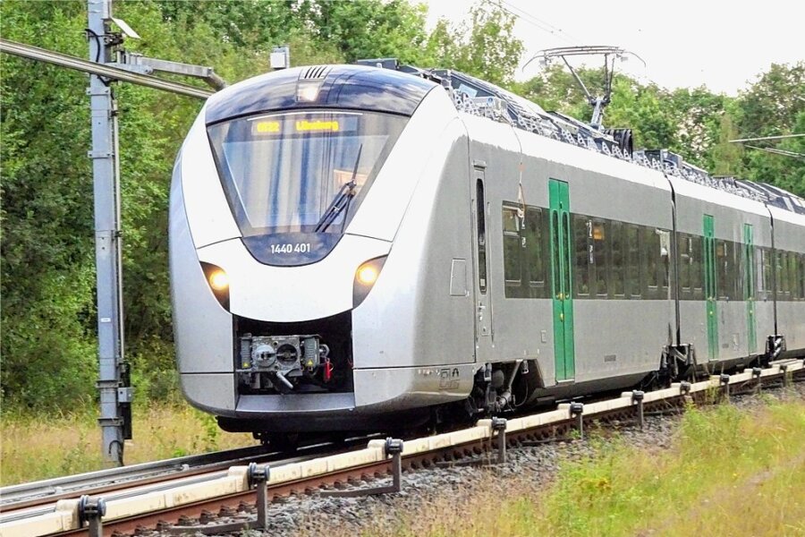Ab Ende 2023 modernere Züge auf der Bahnlinie nach Leipzig - So sehen die neuen Züge aus. Die Batteriepacks sind auf dem Dach montiert. Der Zug ist gerade auf Erprobungsfahrt in einem Bahntestzentrum. 