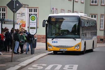 Ab Freitag droht unbefristeter Streik im Regionalverkehr Westsachsen: Ausfall von 80 Prozent der Fahrten - Ein Bus des Regionalverkehrs Westsachsen nähert sich der Haltestelle Amtsgericht am Dr.-Friedrichs-Ring in Zwickau. Ab Freitag könnte sich das Bild ändern.