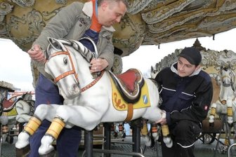 Ab Gründonnerstag geht es wieder rund - Mario Sommer (links) und Tom Spitzner bei letzten Arbeiten am Pferdekarussell, dessen Boden in der Winterpause komplett erneuert worden ist. Es dreht mit 40 Pferden und zwei Kutschen seine Runden.