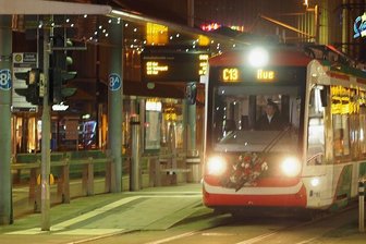 Ab heute mit der Citybahn von Chemnitz nach Aue: Was die ersten Fahrgäste sagen - Die erste Citylink-Bahn auf der neuen Strecke des Chemnitzer Modells nach Aue hat am Samstag um 5.58 Uhr fahrplanmäßig die Zentralhaltestelle verlassen. Vom Hauptbahnhof ab saß Steffen Ludewig am Steuer. Hinter dem Technopark gelangt die Bahn über einen Neubauabschnitt auf die aufwändig ertüchtigte Strecke ins Erzgebirge.