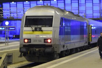 Ab heute Schienenersatzverkehr auf Bahnstrecke Chemnitz – Leipzig: Deutlich längere Fahrzeiten - Zwischen Chemnitz und Leipzig fährt ab 5. August für mehrere Wochen nur noch alle zwei Stunden ein Zug. Der allerdings ist deutlich länger unterwegs als üblich und nimmt eine andere Route.