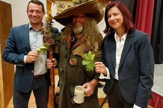 „Ab hier bitte lächeln“: So prägt Schönecks neuer Bürgermeister einen neuen Stil - Präsentieren gehört mit zu den Aufgaben eines Bürgermeisters: Andy Anders bei der Premiere der Obervogtländischen Theatertage mit seiner Klingenthaler Amtskollegin Judith Sandner und Armin Bangert als glücksbringendem Moosmann. Dieser soll der Sage nach Ahornblätter in Gold verwandeln können.