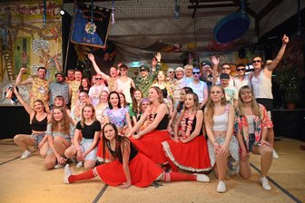 Ab in den Faschingsurlaub: Burkersdorfer Narren ziehen den Sommerurlaub vor - Finalbild der Mitwirkenden des Programmes in Burkersdorf.