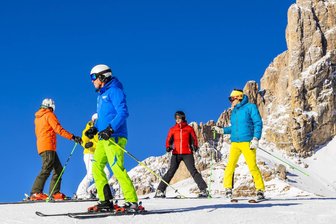 Ab in den Urlaub: Neuer Direktflug ab Dresden nach Bozen - Südtirol rückt jetzt näher an Sachsen heran - Wolkenstein in Gröden ist jetzt nur noch eine kurze Flugreise von Dresden aus entfernt. Umgeben von Gebirgsstöcken der von der Unesco zum Welterbe der Menschheit ernannten Dolomiten, finden Skifahrer dort kilometerlange Pisten.