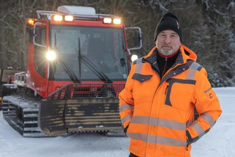 Ab in die Loipe: Hier lohnt sich Ski-Sport rund um Auerbach - Bauhof-Mitarbeiter Thomas Pohl ist der Mann auf dem Pistenbully. Zwischen Beerheide, Schnarrtanne und Grünheide spurt er 30 Kilometer Langlauf-Loipen.