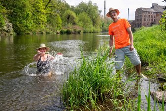 Ab in die Mulde: Bekommt Lunzenau sein Flussbad zurück? - Susanne Lohse-Knaack ist am Dienstag in Lunzenau in die Mulde gestiegen. Stadtrat Alexander Putzschke hätte hier gern ein Flussbad.