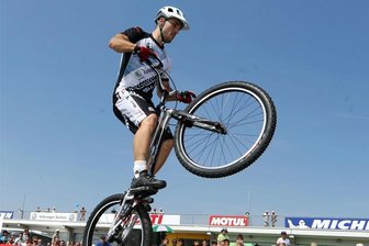 Ab in die Rinne: Was zur Rebesgrüner Wasserrutschmeisterschaft abgeht - Wird Super-Biker Hannes Hermann sich auch so geschickt in der Rebesgrüner Wasserrutsche anstellen?