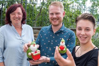 Ab in die USA: Zwei Erzgebirger verlassen für ein Jahr die Heimat - Zwei "Picus"-Holzfiguren bekam Sarina Haustein von Ulrike Harzer (links) und Frederic Günther für ihren Auslandsaufenthalt geschenkt. 