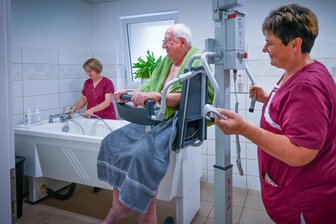 Ab ins Heim? „Davor kann man noch so viel machen“ – So arbeitet eine Tagespflege in Mittelsachsen - Ein Gast der Tagespflege Roßwein möchte ein Pflegebad nehmen. Mit im Bild: Anja Kraft (l.) und Heike Dutscho.