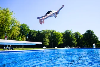 Ab ins kühle Nass: Zwölf Tipps zu Freibädern und Badeseen in der Freiberger Region - Mittelsachsen steht ein heißes Wochenende vor der Tür. Erfrischung findet man im Freibad.