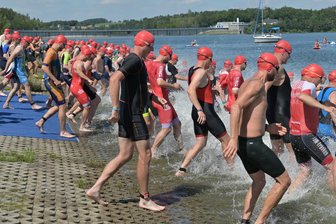 Ab ins Wasser, in den Sattel und die Laufschuhe: Schönheider Stauseetriathlon ruft - Ins Wasser geht es – wie hier beim Pöhl-Triathlon – auch am Stausee in Schönheide zuerst. Es folgen das Radfahren und das Laufen.