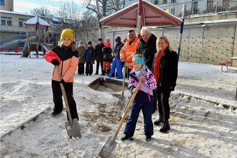 Ab Januar wird im Sand gebaut: Hort in Hainichen bekommt eine Matschstrecke - Die beiden Drittklässlerinnen Heidi (l.) und Mia halfen beim ersten Spatenstich für die neue Matschstrecke im Hort "AlberTina" in Hainichen.